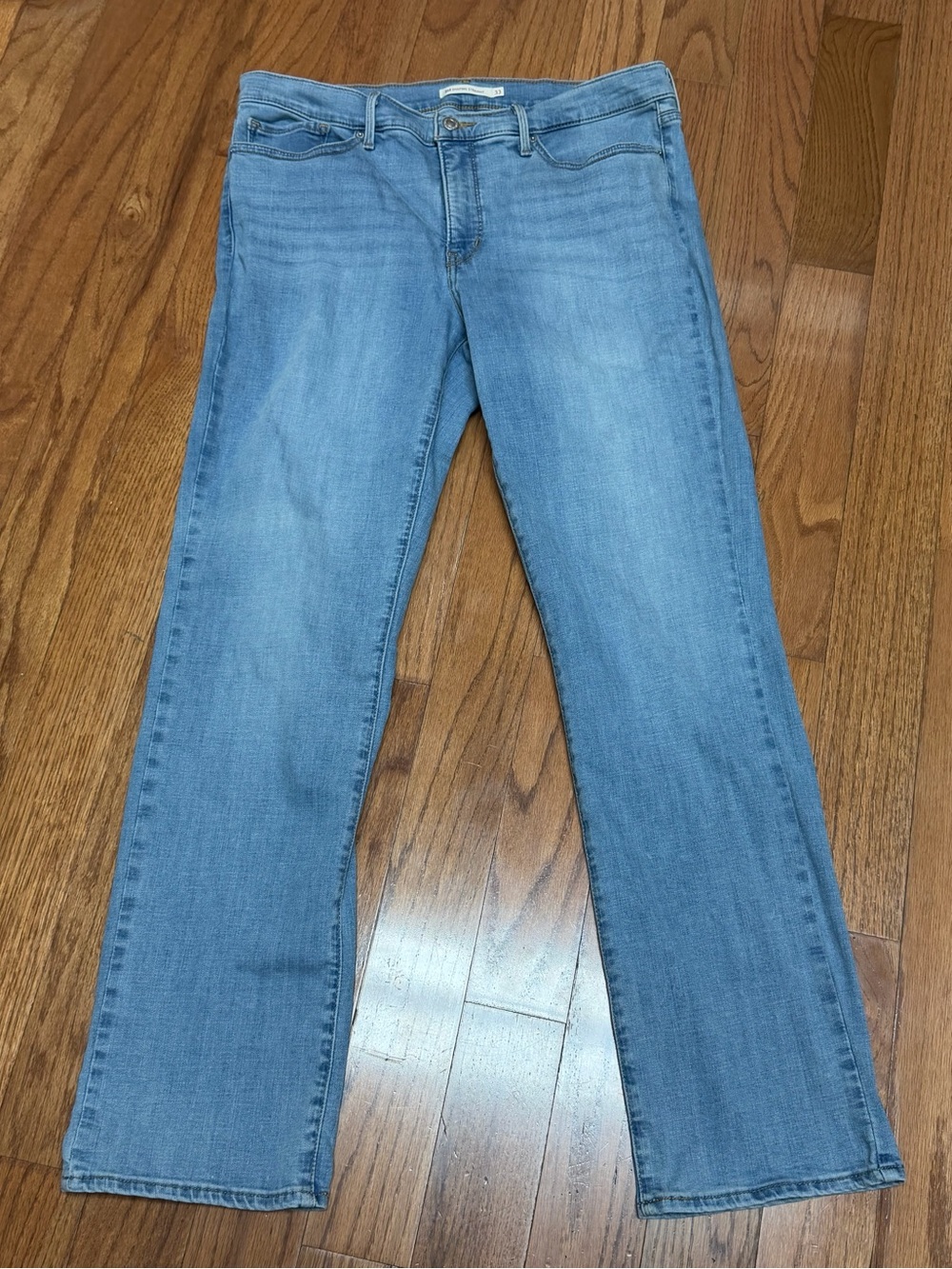 Levi’s Women's 314 Shaping Straight Jeans Light Wash Size 33x32 (measures 33x30
